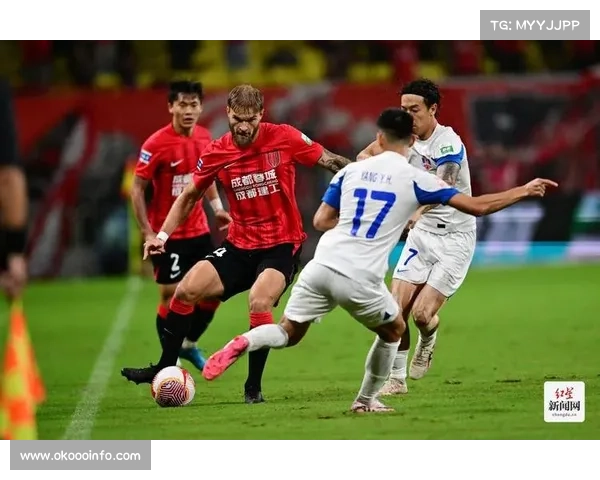 雨中激战，球员球衣湿透影响传控节奏